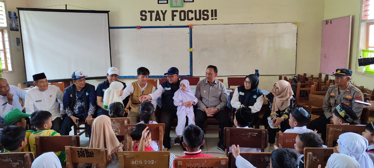 Kunjungan Mendikdasmen Lokasi Bencana